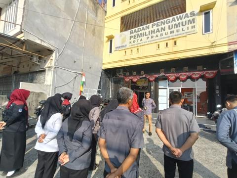Kemerdekaan tentu tidak lagi dimaknai hanya sebagai terbebas dari penjajahan. Bagi masyarakat modern, kemerdekaan juga berarti memiliki kesempatan untuk menentukan masa depan, memperoleh pendidikan, mendapatkan pelayanan publik, menyampaikan pendapat, menjalankan kehidupan sesuai dengan hukum, serta berpartisipasi dalam menentukan arah pemerintahan. Dalam konteks demokrasi, kemerdekaan memberikan ruang kepada warga negara untuk menggunakan hak politiknya, termasuk memilih pemimpin dan menyampaikan kritik te