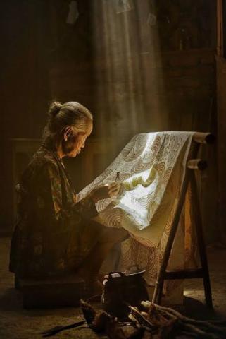 Sejarah batik sendiri jauh lebih panjang daripada penetapan Hari Batik Nasional. Batik berkembang di berbagai daerah Indonesia dengan corak, motif, teknik, dan filosofi yang beragam. Dari Jawa hingga berbagai wilayah Nusantara, batik tumbuh sebagai bagian dari kehidupan masyarakat dan terus mengalami perkembangan sesuai dengan kreativitas para perajin. Kekayaan tersebut menunjukkan bahwa batik bukan sekadar kain bermotif, melainkan bagian dari pengetahuan dan tradisi yang hidup di tengah masyarakat.