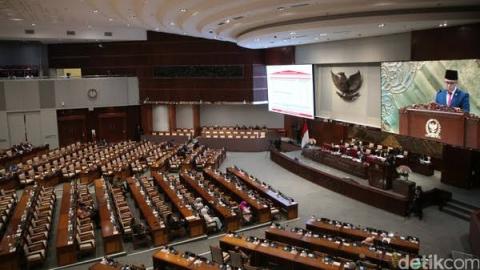 Sejarah parlemen Indonesia tidak dapat dipisahkan dari upaya para pendiri bangsa membangun sistem pemerintahan yang menempatkan kepentingan rakyat sebagai bagian penting dalam pengambilan keputusan. Setelah Proklamasi Kemerdekaan pada 17 Agustus 1945, Indonesia membutuhkan lembaga yang dapat membantu menjalankan pemerintahan sekaligus menyalurkan aspirasi masyarakat. KNIP dibentuk pada 29 Agustus 1945 untuk membantu presiden. Perubahan mendasar terjadi pada 16 Oktober 1945, ketika Maklumat Wakil Presiden No