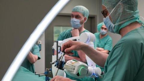Di balik setiap pelayanan medis, terdapat tanggung jawab besar yang menuntut pengetahuan, ketelitian, integritas, dan empati. Dokter harus terus memperbarui kompetensi seiring perkembangan ilmu pengetahuan dan teknologi, sekaligus menjunjung tinggi etika profesi serta keselamatan pasien. Tantangan kesehatan yang terus berkembang, kebutuhan pelayanan yang berkualitas, dan persoalan pemerataan akses kesehatan menjadi pengingat bahwa pembangunan sektor kesehatan membutuhkan kerja sama berbagai pihak, mulai dar