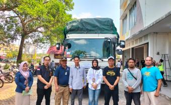 BAWASLU PRABUMULIH  AWASI DISTRIBUSI KOTAK SUARA KPU PRABUMULIH DI GUDANG LOGISTIK