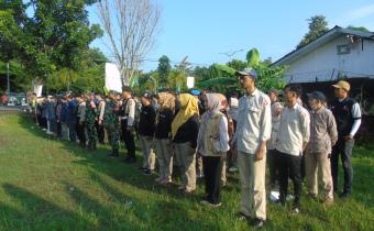 Sejumlah personel dari TNI/POLRI, Satpol PP, Dishub, Dinas Perkim, PKD dan Panwascam se-Kota Prabumulih berbaris mendengarkan amanat apel dari Ketua Bawaslu Prabumulih