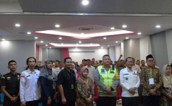 Ketua dan Anggota Bawaslu Kota Prabumulih berfoto bersama dengan Penjabat Walikota Prabumulih dan para tamu undangan penting 