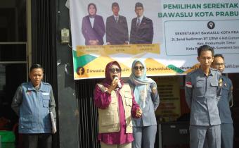Anggota Bawaslu Sumatera Selatan, Dra. Massuryati memberikan ucapan pada apel launching posko kawal hak pilih