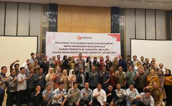 Foto bersama peserta dengan narasumber di Hotel Santika Premiere Bandara Palembang