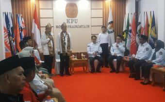 Syamdakir memberikan ucapan sambutan setibanya di KPU di hadapan para tamu dan pendukung