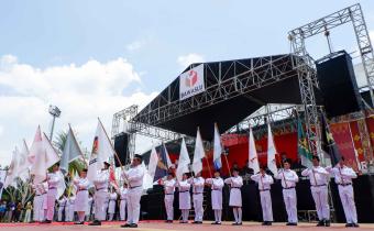 Barisan pembawa bendera partai dan bendera Indonesia oleh Paskibraka Sumsel di Jakabaring Sport City