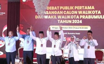 Para pasangan calon Walikota dan Wakil Walikota berfoto bersama sebelum debat dimulai