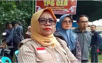 Anggota Bawaslu Sumatera Selatan, Dra. Massuryati turut memantau proses PSU yang tengah berjalan di Wonosari