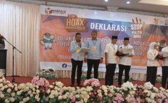 Para paslon membaca deklarasi komitmen bersama