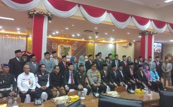 Sidang dipimpin langsung oleh Ketua DPRD Prabumulih, H. Deni Victoria, S.H., M.Si, dan dihadiri oleh berbagai unsur penting, termasuk Ketua Bawaslu Kota Prabumulih dan Ketua KPU Prabumulih