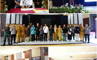 Ketua Bawaslu Prabumulih berfoto bersama para peserta yang hadir