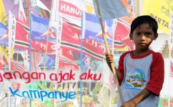 Perlindungan anak dalam Pasal 15 UU Perlindungan Anak tersebut meliputi kegiatan yang bersifat langsung dan tidak langsung, dari tindakan yang membahayakan anak secara fisik dan psikis.  Bila melanggar ketentuan tersebut, maka kandidat terancam pidana paling lama lima tahun dan/atau denda paling banyak Rp100 juta.  