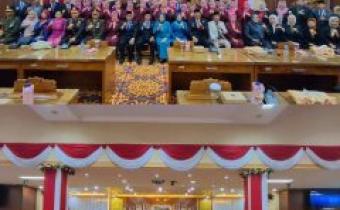 Acara dihadiri oleh Wali Kota Prabumulih, H. Arlan, bersama Wakil Wali Kota, Franky Nasril, S.Kom., MM., unsur Forum Koordinasi Pimpinan Daerah (Forkopimda), seluruh Kepala OPD, Camat, Lurah, Kepala Desa, Ketua Organisasi Wanita, hingga tokoh masyarakat, tokoh agama, dan tokoh adat.