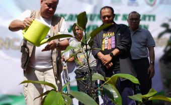 Program tersebut menegaskan Bawaslu tidak hanya bertugas mengawasi proses pemilu, tetapi juga memiliki peran dalam membina masyarakat dan menjaga lingkungan hidup.