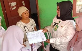 Tim juga melakukan verifikasi langsung ke rumah warga yang terindikasi mengalami persoalan pada pemutakhiran data sebelumnya