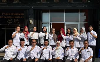 Melalui pendidikan politik yang kuat, demokrasi Indonesia bisa tumbuh dengan jujur, bermartabat, dan berkualitas.  Komitmen pendidikan juga digaungkan secara internal agar Bawaslu dapat meningkatkan kapasitas sehingga mampu menjadi teladan integritas