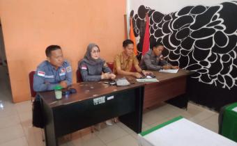 Hoaks dan disinformasi bisa menjadi senjata berbahaya di era digital. Bawaslu tidak hanya bertugas mengawasi, tetapi juga melakukan edukasi publik agar masyarakat bisa memilah mana informasi yang benar dan mana yang menyesatkan. Lia Siska Indriani (2 kiri) menyampaikan peran Bawaslu pasca pemilu lebih terfokus pada pendekatan persuasif di media sosial guna edukasi tangkal dan cegah hoaks.