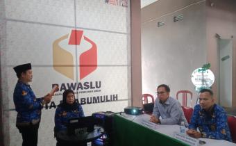 Pelantikan ini berlangsung secara hybrid, dengan pelaksanaan di masing-masing unit kerja dan terhubung melalui aplikasi Zoom Meeting sebagaimana tertuang dalam undangan resmi Bawaslu RI