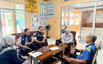 Kordiv HP2H Bawaslu Prabumulih (dua kanan) berdiskusi dengan Lurah Pasar I  (pertama kanan) dan Anggota KPU Prabumulih (pertama kiri) terkait tantangan  kesinambungan update data penduduk meninggal, pindah, perubahan status TNI/Polri, dan yang telah berusia 17 tahun ke atas di wilayah Kelurahan Pasar I Prabumulih. 