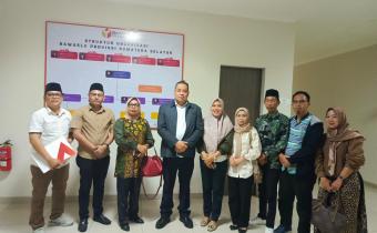 Bawaslu kabupaten/kota masih menghadapi kendala, antara lain data calon pemilih yang belum terupdate dengan sistem kependudukan, alih status warga (misalnya menjadi TNI/Polri), pindah domisili, atau meninggal dunia. Pengawasan oleh masing-masing Bawaslu kabupaten/kota dinilai sangat penting untuk menindaklanjuti hasil uji petik maupun laporan masyarakat.