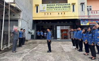 Upacara peringatan hari pahlawan 2025 di depan halaman Bawaslu Prabumulih