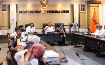 Rapat tersebut dipimpin langsung oleh Sekretaris Jenderal Bawaslu sebagai bagian dari proses penetapan arah kebijakan anggaran Bawaslu Tahun Anggaran 2026. Kegiatan ini bertujuan untuk meningkatkan kinerja pelaksanaan anggaran sekaligus mendorong efektivitas belanja agar seluruh program kerja dapat dilaksanakan secara tepat sasaran dan mendukung optimalisasi fungsi pengawasan pemilihan.