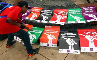 Anggota Aliansi Jurnalis Independen (AJI) menyusun pamflet saat berlangsungnya acara peringatan Hari Kebebasan Pers Sedunia di Taman Menteng, Jakarta, Minggu (3/5/2015). Aksi yang diikuti puluhan anggota AJI itu menyerukan penghentian tindak kekerasan dan sejumlah ancaman bagi kebebasan pers yang selama ini dirasakan oleh para jurnalis di Indonesia.