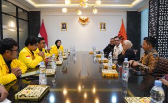  Bawaslu memilih pendekatan edukatif dengan memperluas ruang diskusi publik yang melibatkan akademisi dan masyarakat.