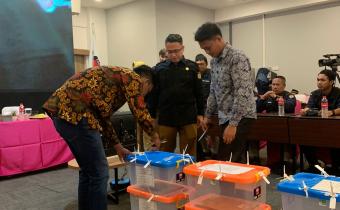 Masyarakat tidak harus selalu setuju terhadap setiap keputusan pemerintah atau lembaga negara, sebab perbedaan pendapat merupakan bagian yang wajar dalam demokrasi. Namun, masyarakat perlu memiliki keyakinan bahwa setiap keputusan diambil melalui prosedur yang benar, dapat dijelaskan secara terbuka, dan tidak didasarkan pada kepentingan tertentu yang bertentangan dengan aturan. D