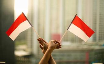 Agustus selalu menghadirkan suasana yang berbeda bagi bangsa Indonesia. Di berbagai penjuru negeri, bendera Merah Putih berkibar di halaman rumah, sekolah, kantor pemerintahan, hingga ruang-ruang publik. Jalan-jalan mulai dihiasi umbul-umbul, perlombaan rakyat kembali digelar, dan lagu-lagu perjuangan terdengar mengingatkan setiap warga negara pada satu peristiwa bersejarah: Proklamasi Kemerdekaan Republik Indonesia pada 17 Agustus 1945.
